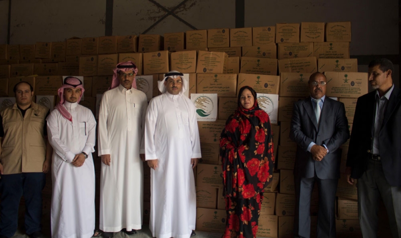فريق مركز الملك سلمان للاغاثة يسلم 200 طن من التمور هدية المملكة لموريتانيا