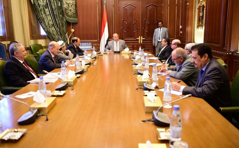 الرئيس اليمني يشيد بأداء الفريق الحكومي المفاوض في مشاورات الكويت