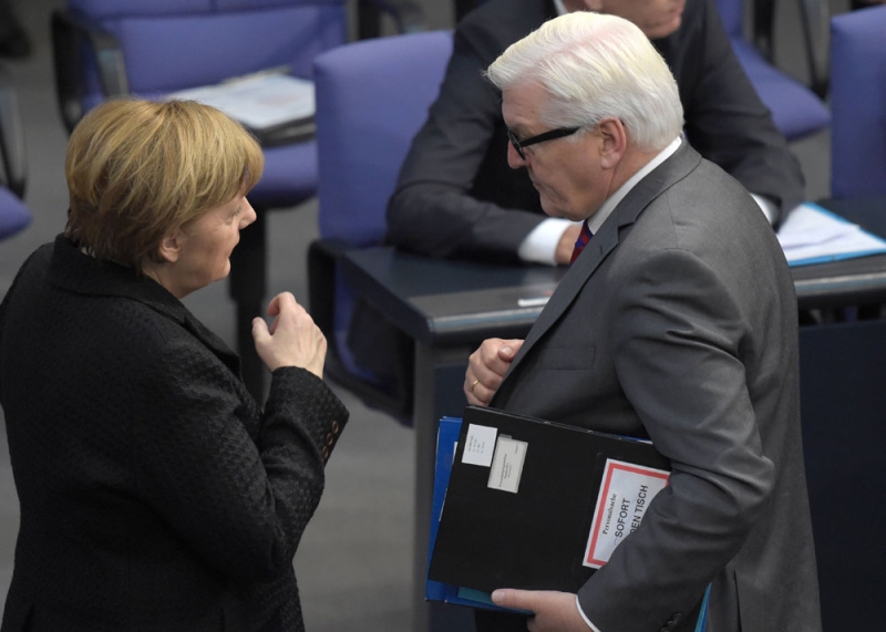 وزير الخارجية الألماني في حديث مع ميركل خلال جلسة برلمانية (أ ف ب) 