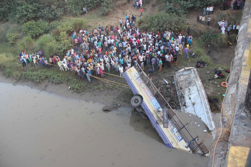 مقتل 41 شخصا إثر سقوط حافلة من جسر غرب الهند
