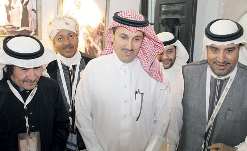 الجاسر خلال زيارته فعاليات مهرجان «جدة التاريخية»