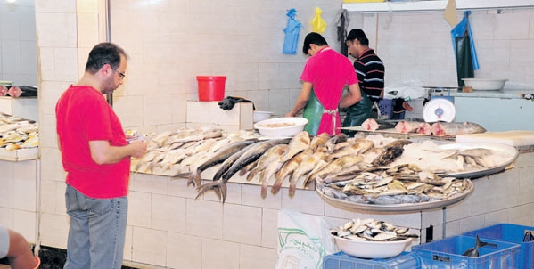  جانب من الأسماك المعروضة للبيع في سوق الدمام المركزي