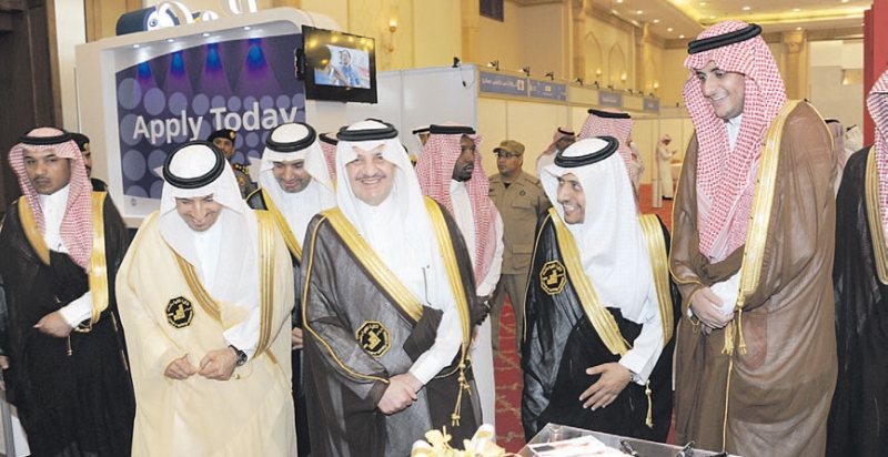 الأمير سعود بن نايف اثناء تجوله في المعرض 