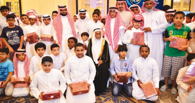 أطفال جمعية البر يتوسطون الشيخ عبدالله فؤاد
