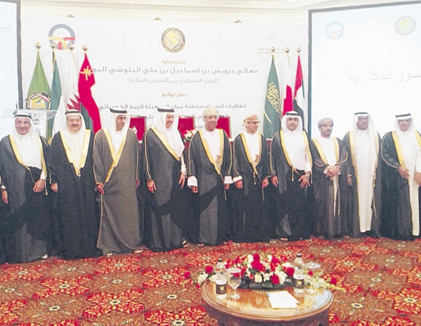 مسؤولو الكهرباء الخليجية عقب توقيع اتفاق انضمام عمان 