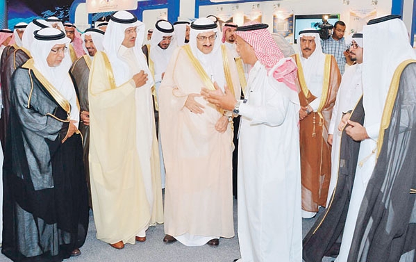 الأمير منصور بن متعب والأمير عبدالعزيز بن سلمان وم.عبد الله الحصين في جناح وزارة المياه والكهرباء 