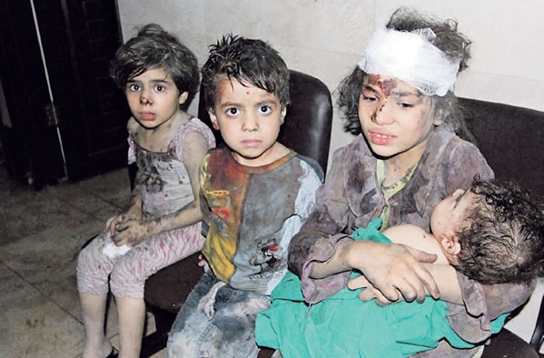 أطفال مصابون نتيجة غارة لطيران الأسد على مدينة دوما
