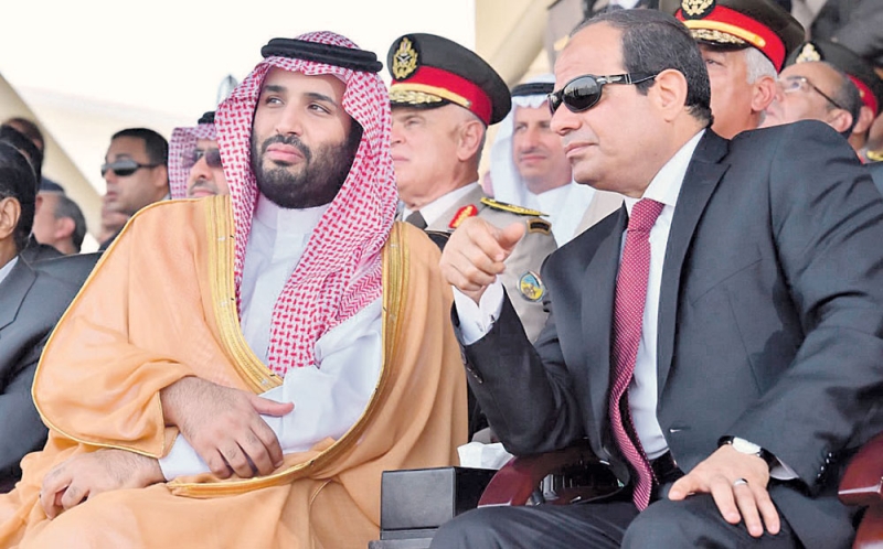  ولي ولي العهد والرئيس المصري يطلعان على استعراض عسكري في القاهرة أمس 