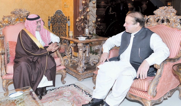  الأمير مقرن خلال مباحثاته مع رئيس وزراء باكستان