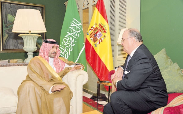 الأمير تركي خلال زيارته سفارة اسبانيا لدى المملكة 