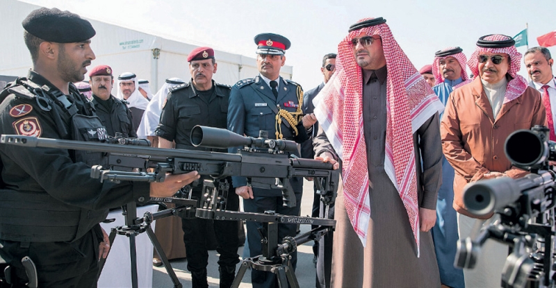 الأمير عبدالعزيز بن سعود يطلع على تجهيزات ومعدات وتقنيات القوة (واس)