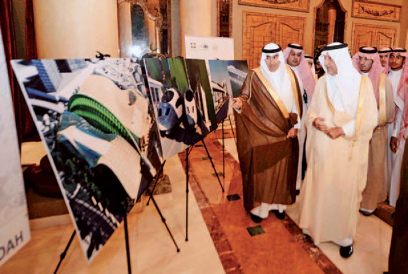 الأمير خالد الفيصل يطلع على تصاميم مشروع المترو
