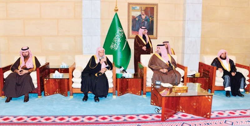  أمير الرياض خلال لقاء سموه الأسبوعي بمسؤولي العاصمة