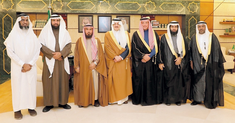 الأمير سعود بن نايف يتوسط رئيس وأعضاء مجلس إدارة الجمعية (اليوم)
