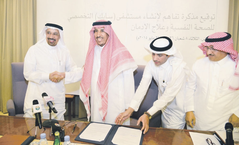  وزير الصحة والأمير سعود بن ثنيان عقب توقيع الاتفاقية أمس