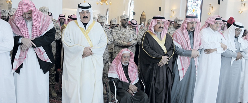 الأمير متعب بن عبدالله يؤدي صلاة الميت على شهيد الواجب أمس 