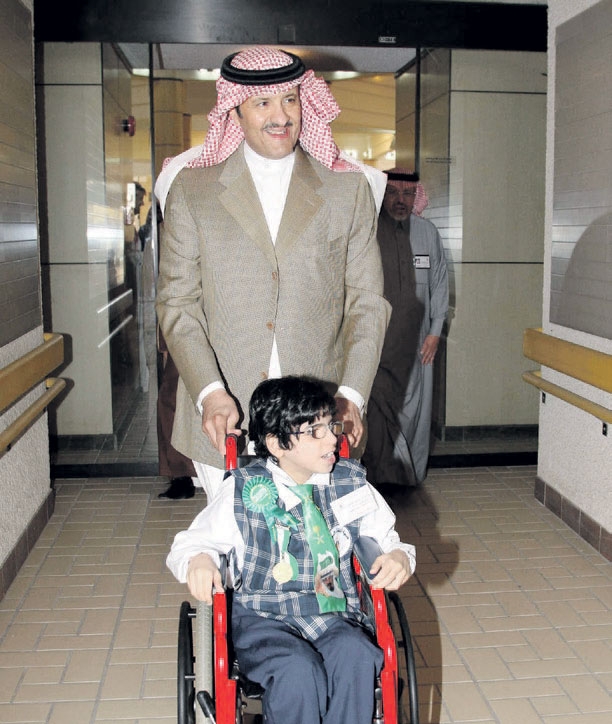  الأمير سلطان بن سلمان خلال زيارته لمعرض ذوي الإعاقة العام الماضي
