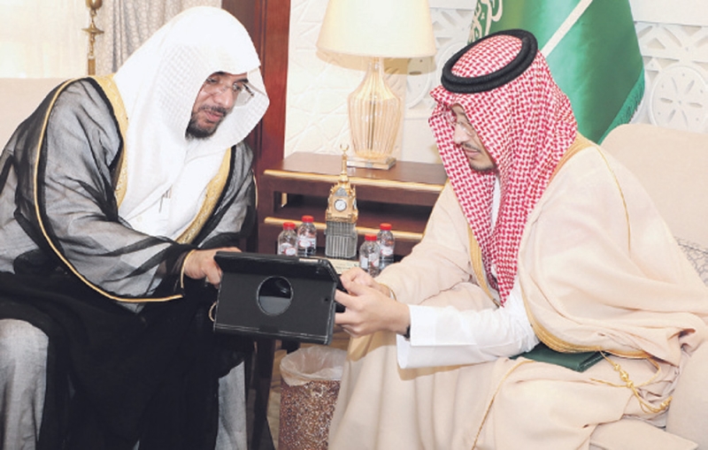 الأمير أحمد بن فهد بن سلمان يستعرض برامج بلدي الأحساء (اليوم)