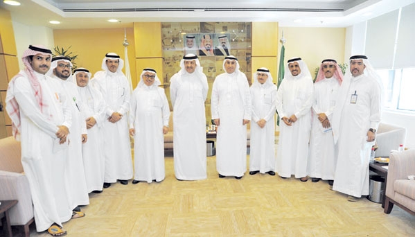  الأمير سلطان بن سلمان يتوسط أعضاء المجلس المعينين في صورة جماعية