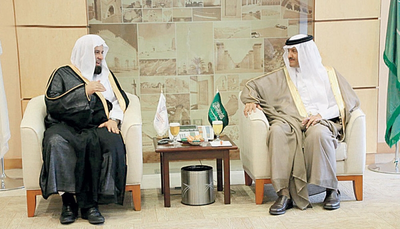  الأمير سلطان بن سلمان خلال لقائه برئيس هيئة الأمر بالمعروف	