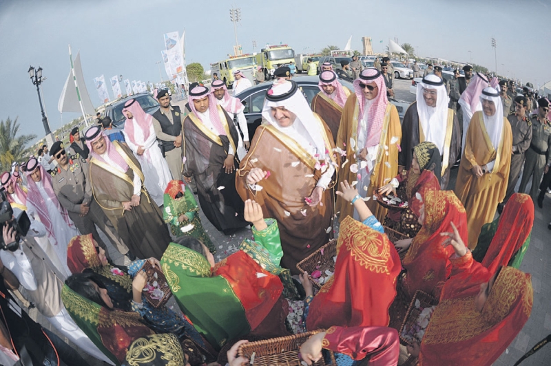 الأمير سعود بن نايف خلال افتتاح النسخة الثانية من المهرجان	