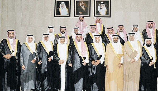 الأمير جلوي يتوسط المسئولين ورئيس وأعضاء «غرفة» الشرقية 
