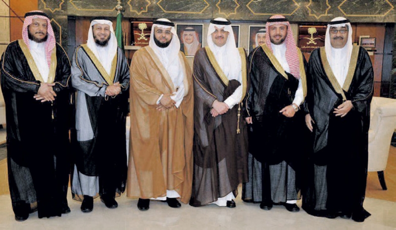 الأمير سعود بن نايف مستقبلا رئيس وأعضاء النادي الأدبي بالمنطقة