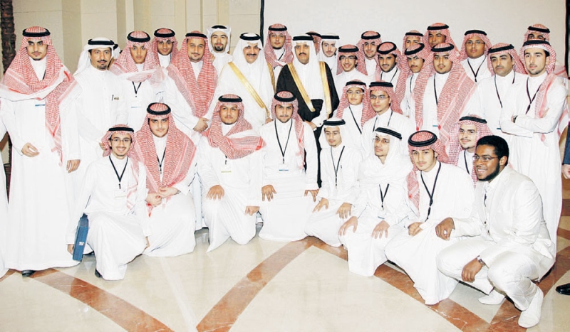 الأمير أحمد بن عبدالعزيز يتوسط المتطوعين في إحدى زياراته لجمعية الزهايمر