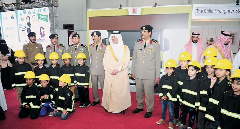 الأمير سعود بن نايف يتوسط فريق « الإطفائي الصغير»