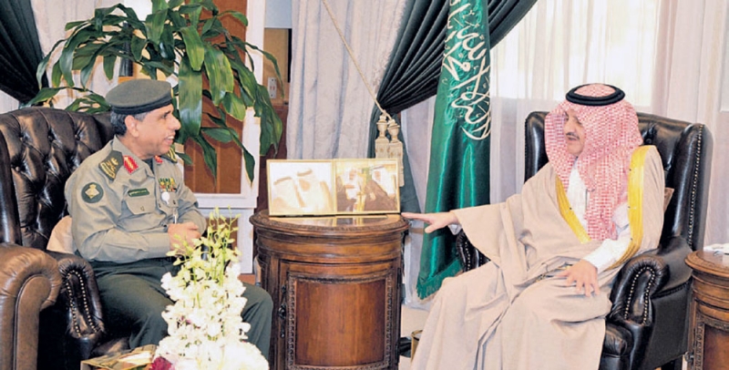  الأمير سعود بن نايف يستمع لشرح من مدير عام الجوازات عن جولته في مرافق المنطقة
