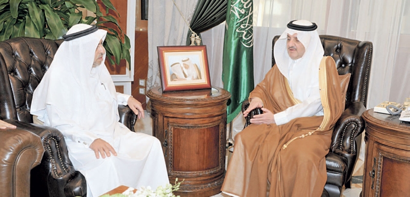  الأمير سعود بن نايف خلال استقباله والد الفقيد عبدالله القاضي
