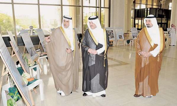 الأمير سعود بن نايف والأمير جلوي بن عبدالعزيز يطالعان محتويات المعرض