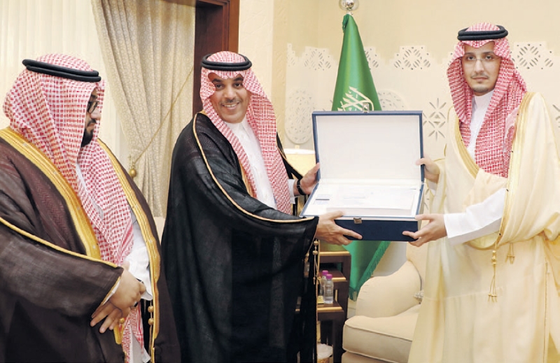 الأمير أحمد بن فهد بن سلمان يتلقى هدية تذكارية من رئيس الهيئة العامة للإحصاء
