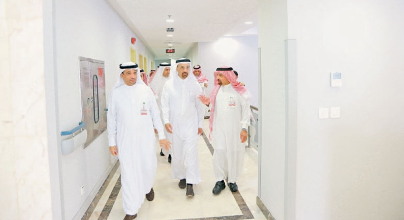 وزير الصحة وعلى يمينه د. عبدالإله الطويرقي خلال تفقد المستشفى 