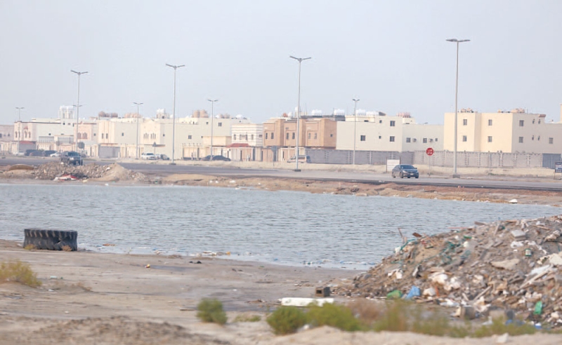 مستنقعات الصرف الصحي تحيط بمنازل ضاحية الملك فهد بالدمام
