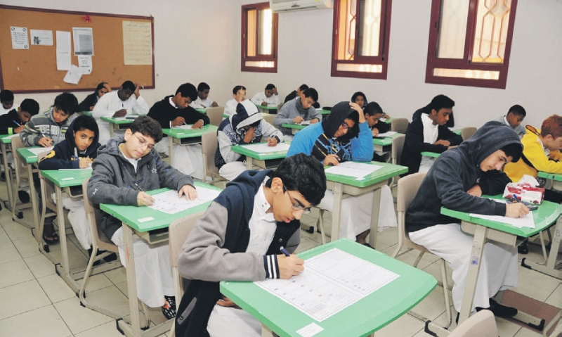 طلاب يؤدون الاختبارات في إحدى لجان سيهات