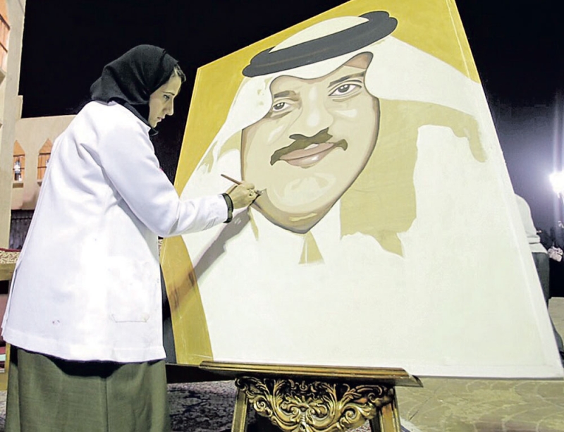 الفنانة السعودية لبنى باحيدرة ترسم بأناملها صورة للأمير سعود بن نايف في مهرجان الساحل بالواجهة البحرية بالدمام 