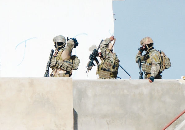  قوات الأمن التونسي أثناء الاشتباك مع متشددين في ضواحي العاصمة