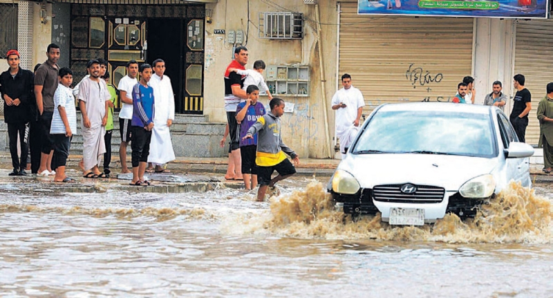 هطول أمطار غزيرة على جدة مؤخرا أغرقت الشوارع الرئيسية