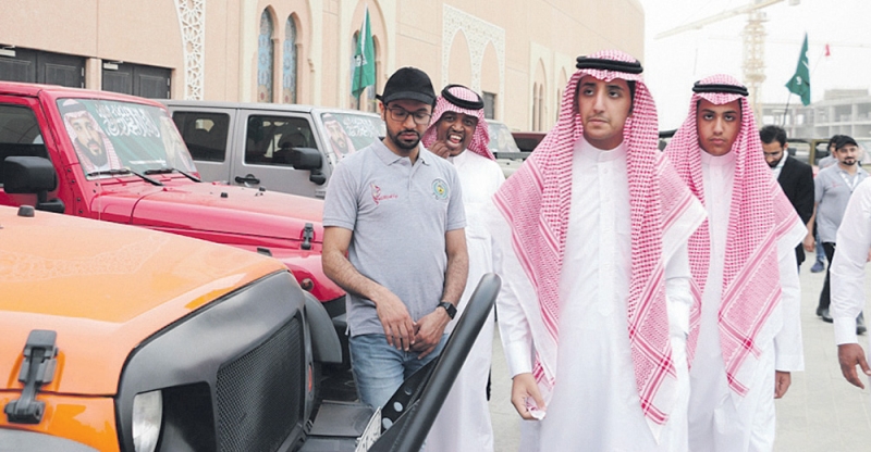 الأميران عبدالعزيز بن بدر ومحمد بن بدر خلال جولتهما بمعرض السيارات المعدلة