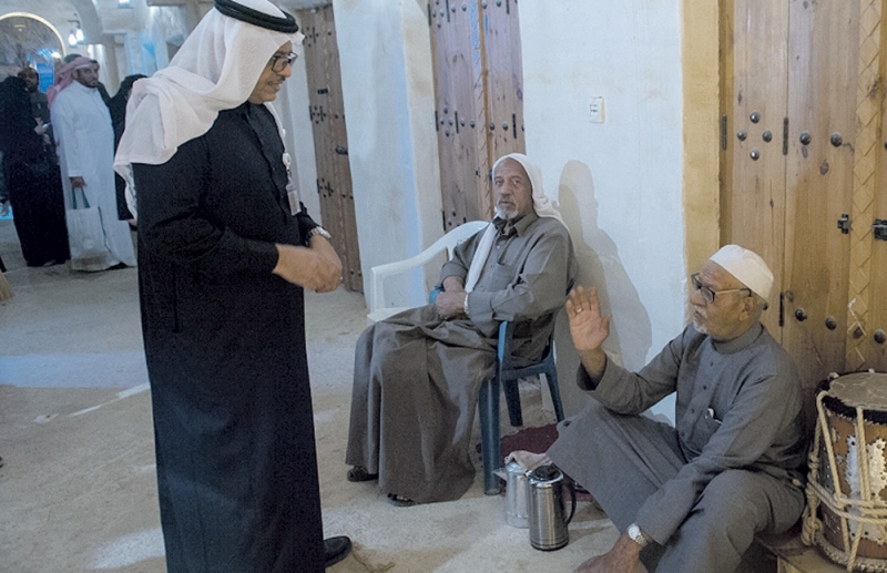 الجندان يتحدث مع أحد الحرفيين (تصوير: حسين رضوان)