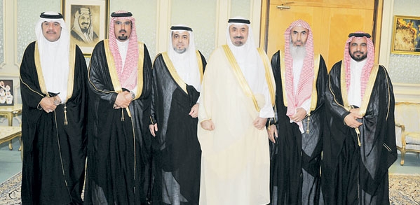  الأمير جلوي في صورة جماعية مع مسؤولي بقيق