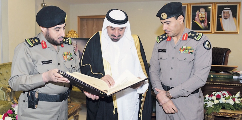 الأمير جلوي يتسلم تقريرا من مدير شرطة المنطقة عن إنجازاتها