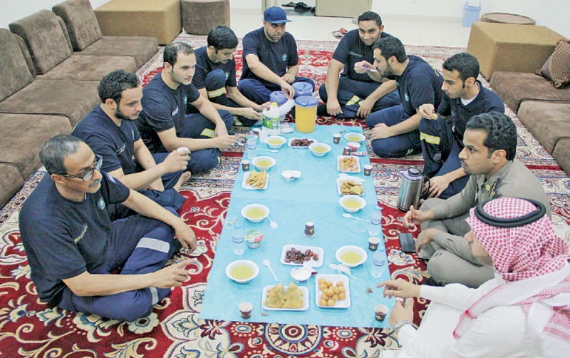  رجال الدفاع المدني يتناولون وجبة الافطار