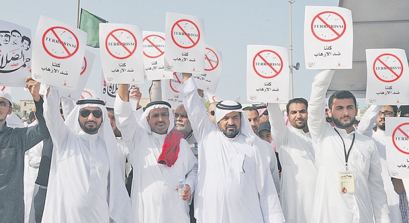 الأهالي يحملون لافتات ضد الإرهاب
