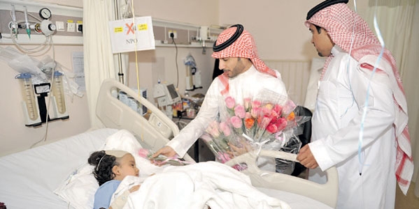  تقديم ورود لتهنئة الاطفال بمستشفى الملك فهد التخصصي