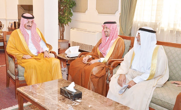 الأمير بدر أثناء استقباله رئيس هيئة المرئي والمسموع 