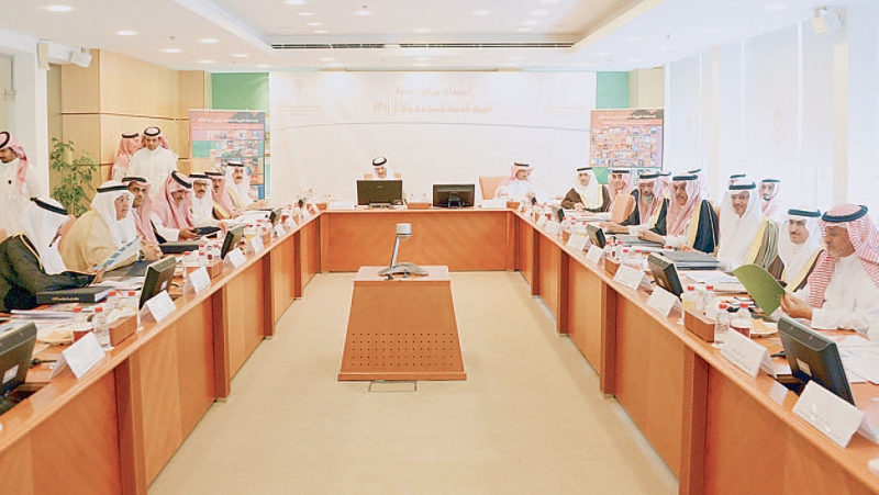  الأمير سلطان بن سلمان خلال ترؤسه اجتماع مجلس السياحة
