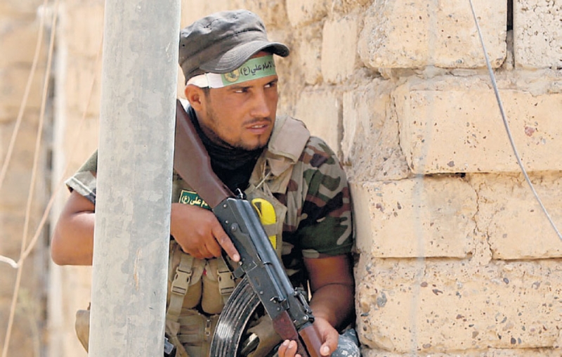  أحد مسلحي الميليشيات المدعومة إيرانيا التي تعيث فسادا في المناطق السنية 