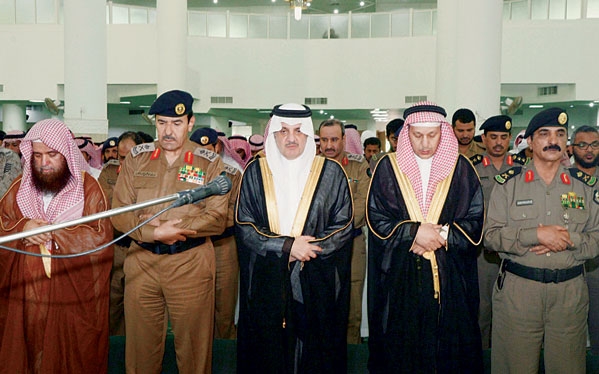  الأمير سعود بن نايف يؤدي صلاة الميت على شهيدي الواجب امس

